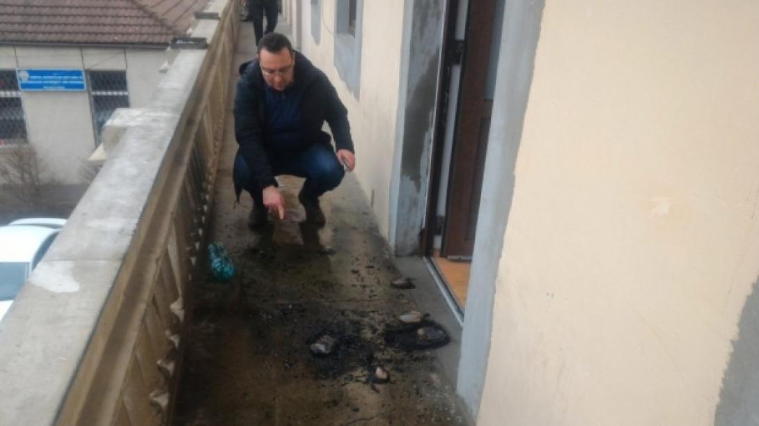 Kihallgatják a férfit, aki újságokat gyújthatott meg a PSD kolozsvári székházánál