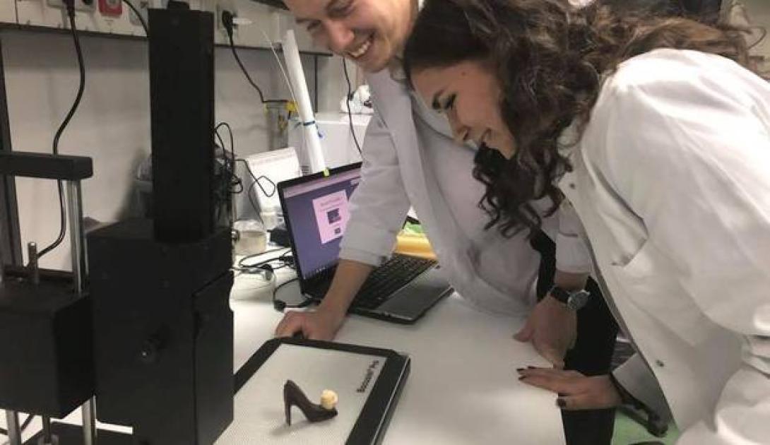 Csokoládécipőt készített 3D-s nyomtatóval két kolozsvári egyetemista