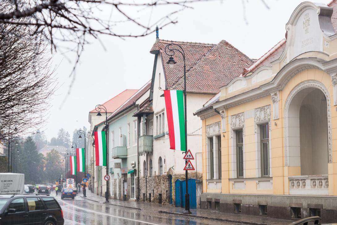 Sepsiszentgyörgy – kifogásolta a prefektus a magyar nemzeti színeket