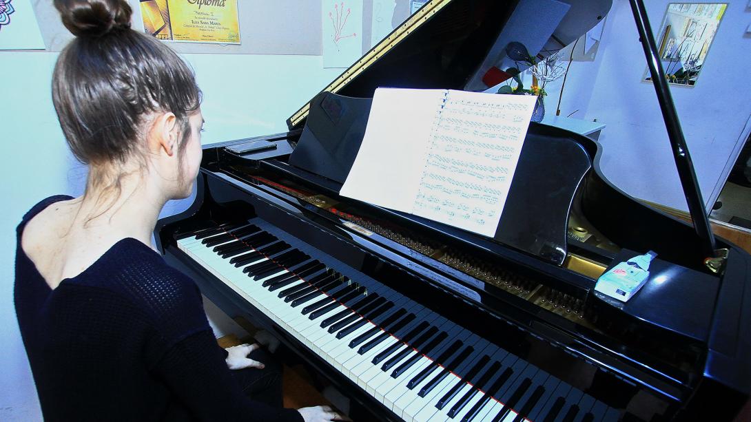 Hét japán zongorát kapott  a kolozsvári zenelíceum