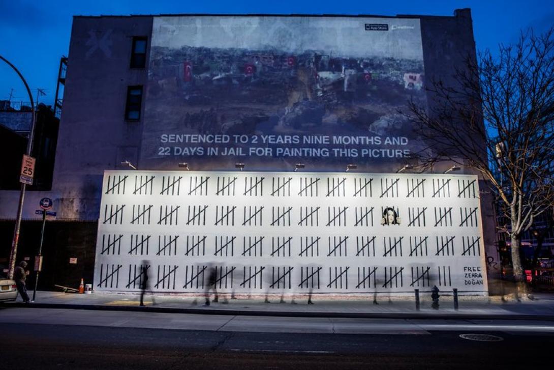 Banksy új, politikai tartalmú graffitit készített New Yorkban