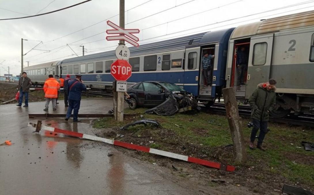 Vonat ütközött személygépkocsival, egy nő megsérült