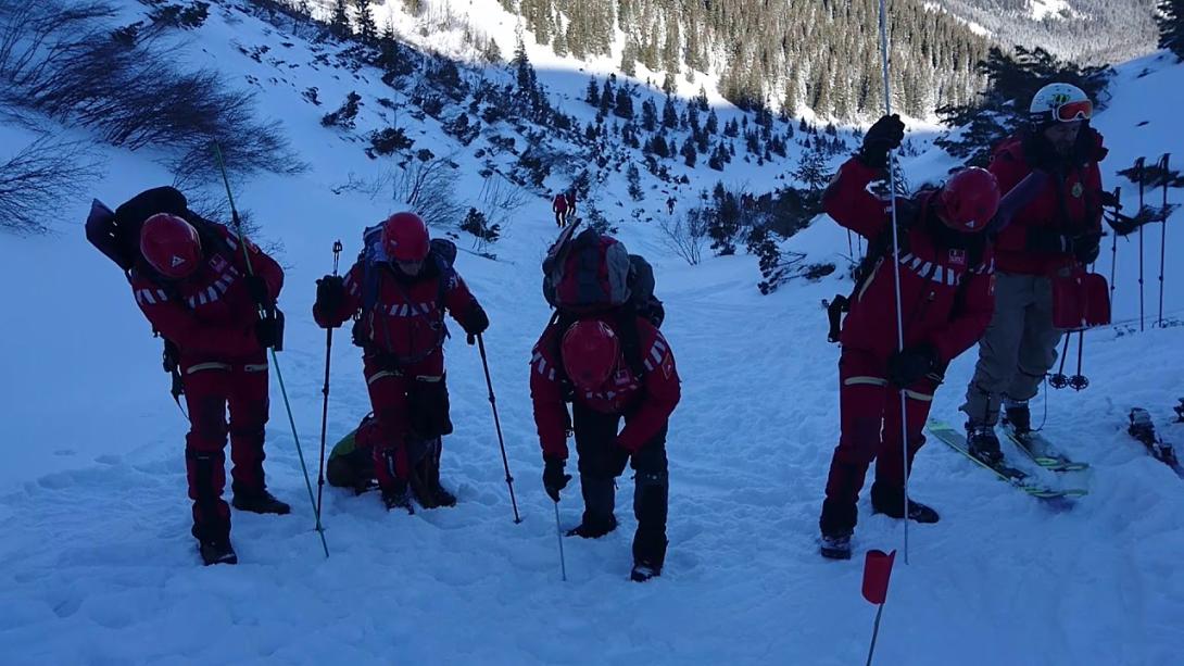 A hegyimentők lehozzák a holttesteket a Fogarasi-havasokból