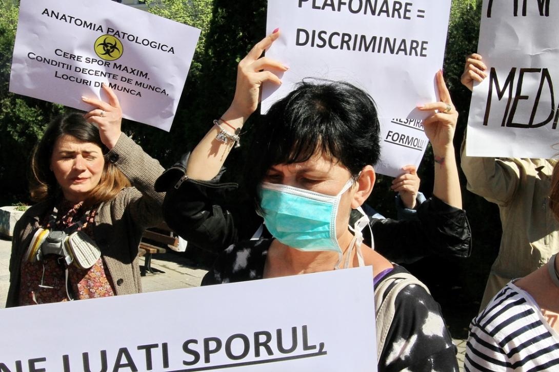 A prefektúra előtt tiltakoztak az egészségügyi alkalmazottak