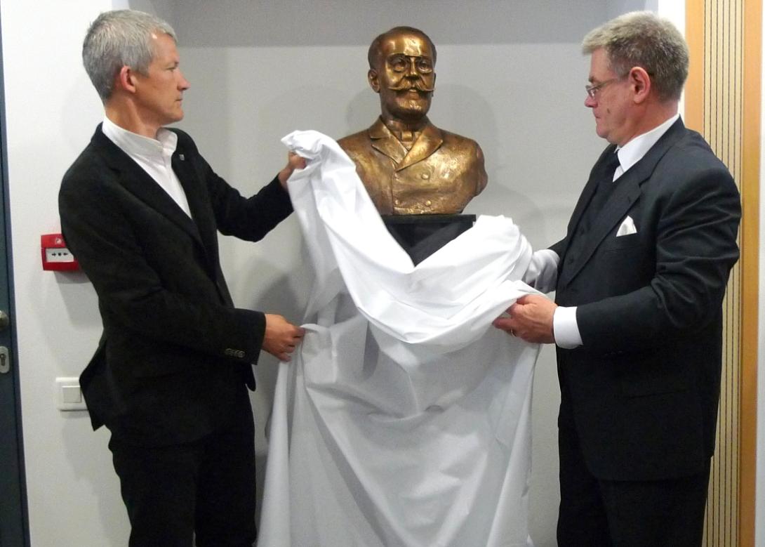 Gidófalvy István közjegyző szobrát avatták fel a Sapientián