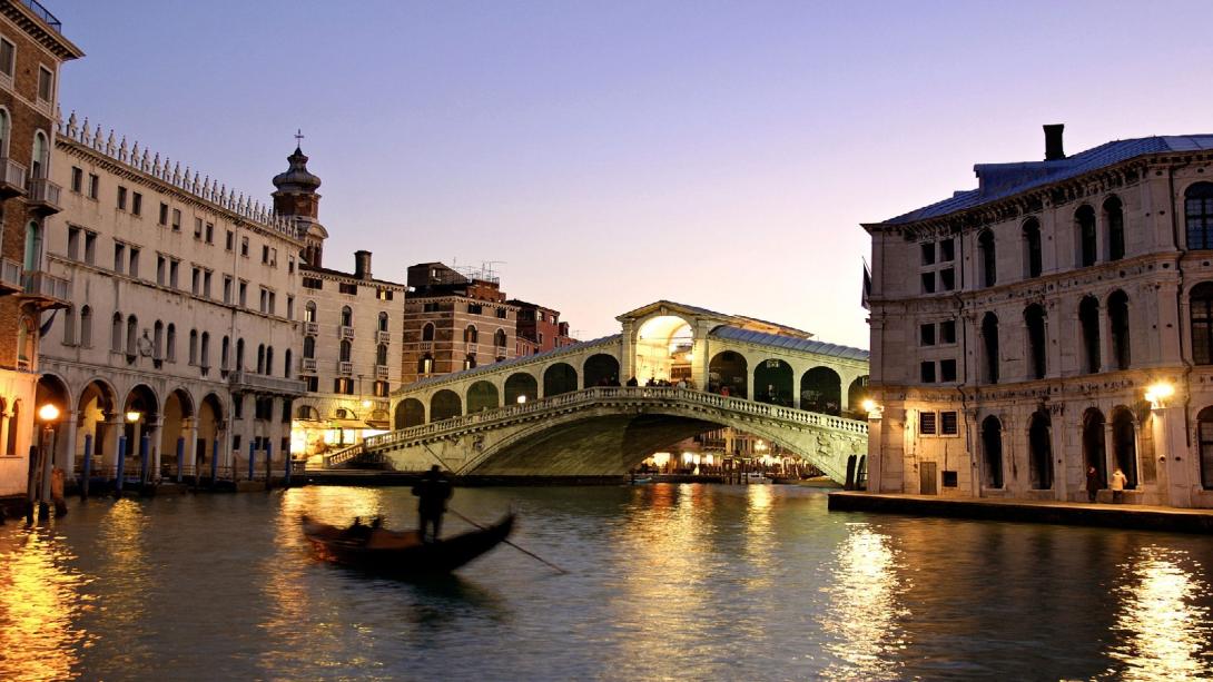 Turistaáradatra készülnek Velencében – sorompókkal