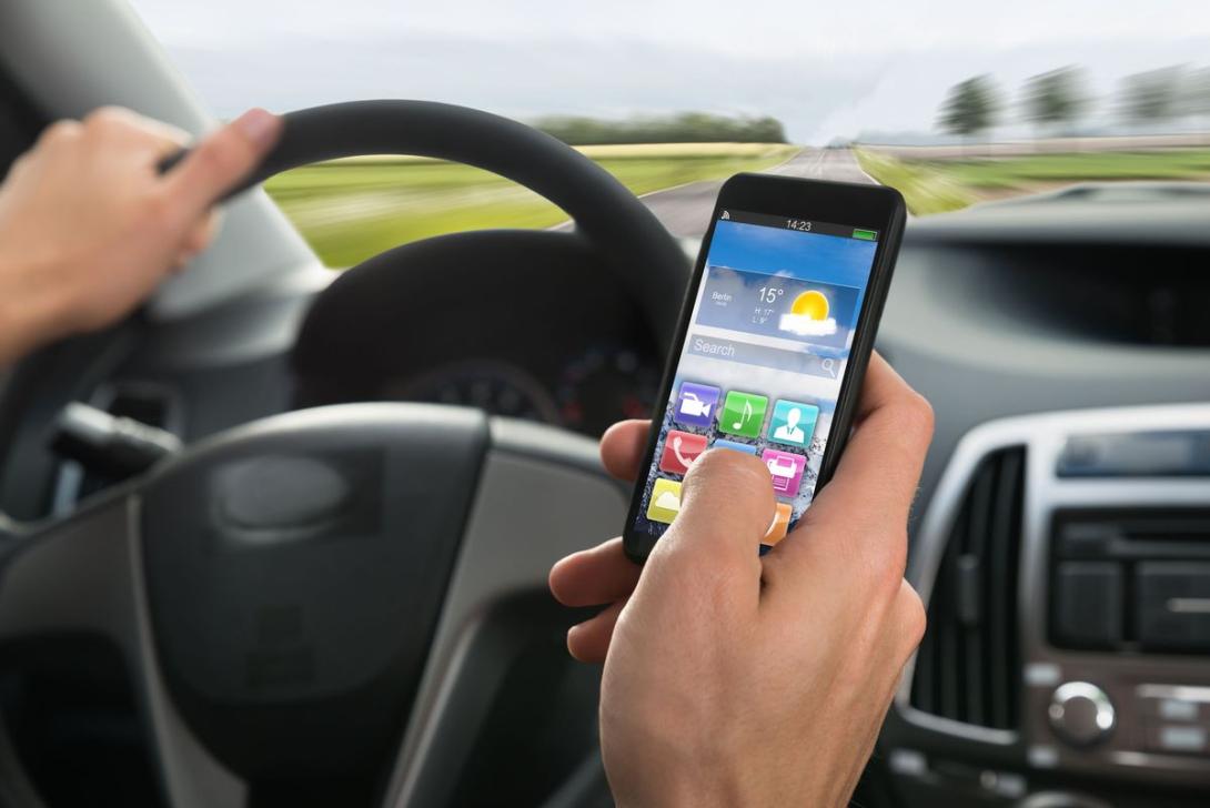 Kampányt indít a rendőrség az okostelefonok vezetés közbeni használata ellen