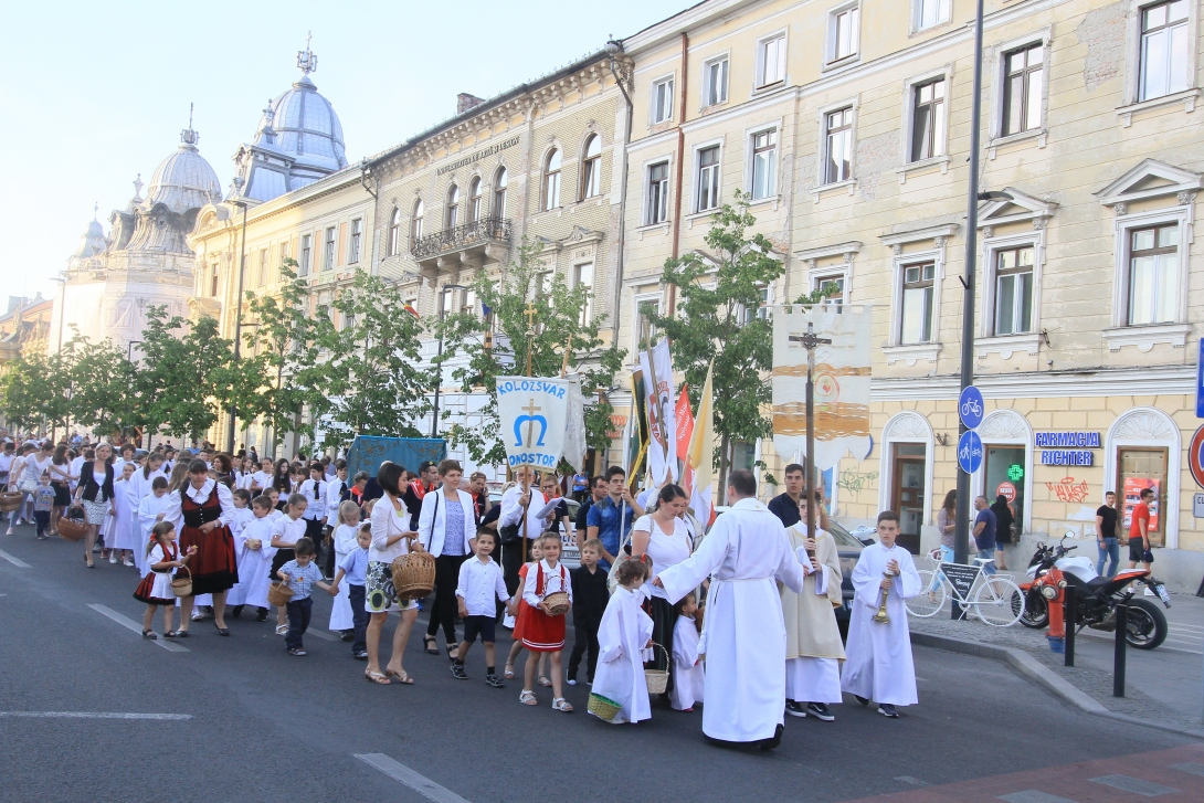 Úrnapi szentmise és körmenet a Főtéren, a Szent Mihály-templomnál