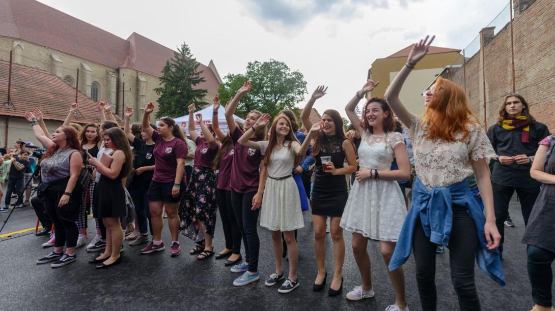 FOTÓRIPORT – Új iskolában régi diákok – ünnepelt az Apáczai-líceum