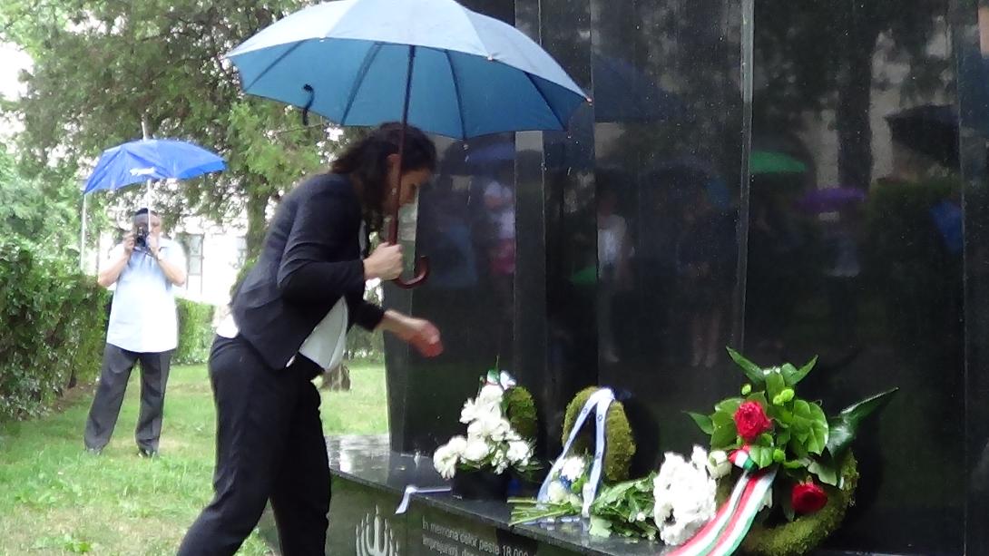 VIDEÓK - Az eső miatt rövidre fogott gyászszertartás a Caragiale-parkban