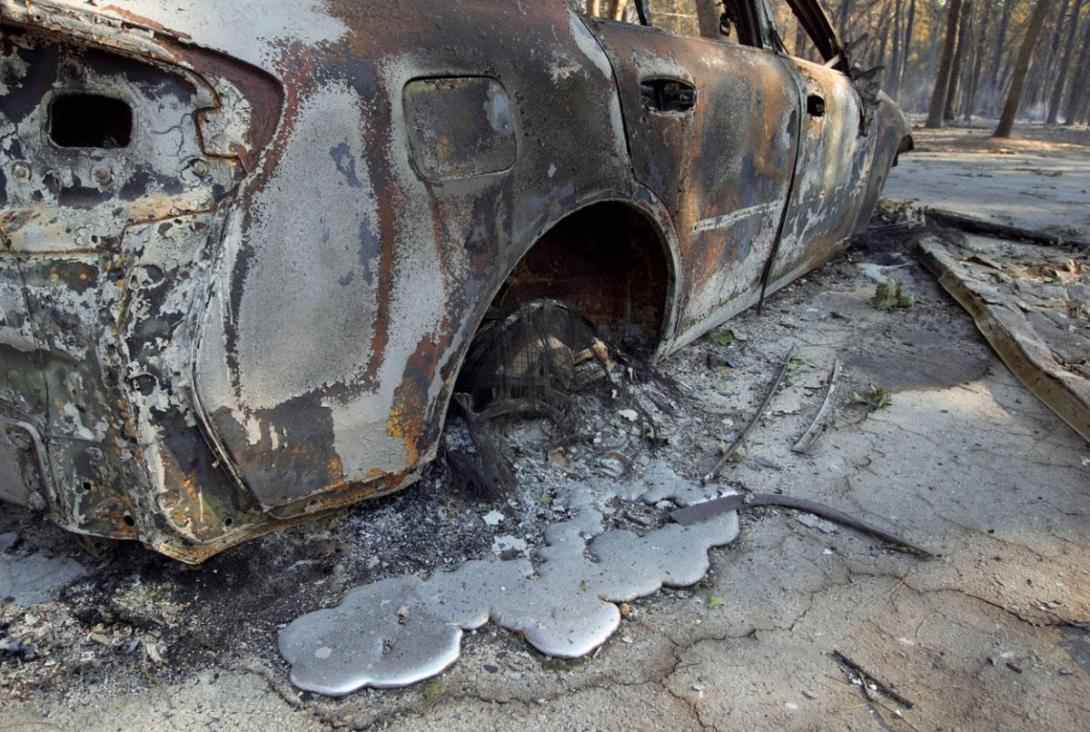 Elszenesedett holttestet találtak egy leégett személygépkocsiban