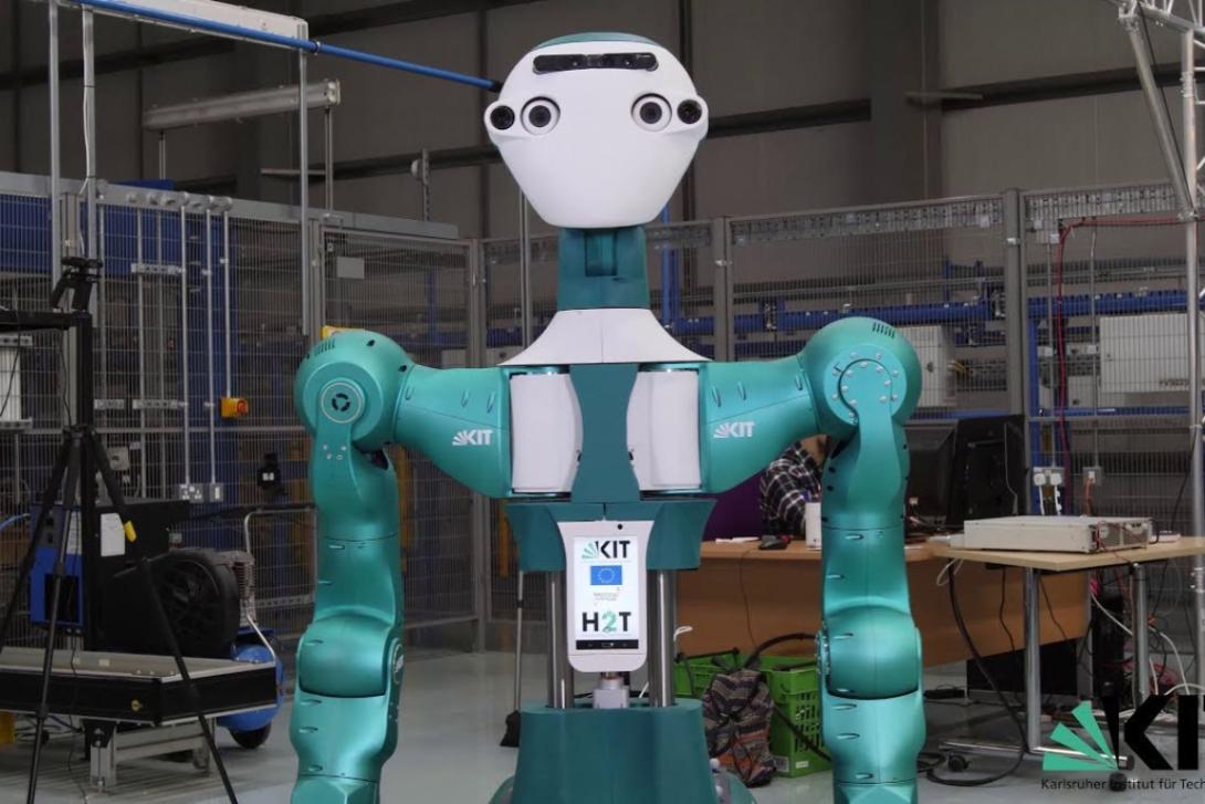 VIDEÓ - Hiányzik a kolléga? Kézbe adja a kellékeket az ipari robot...