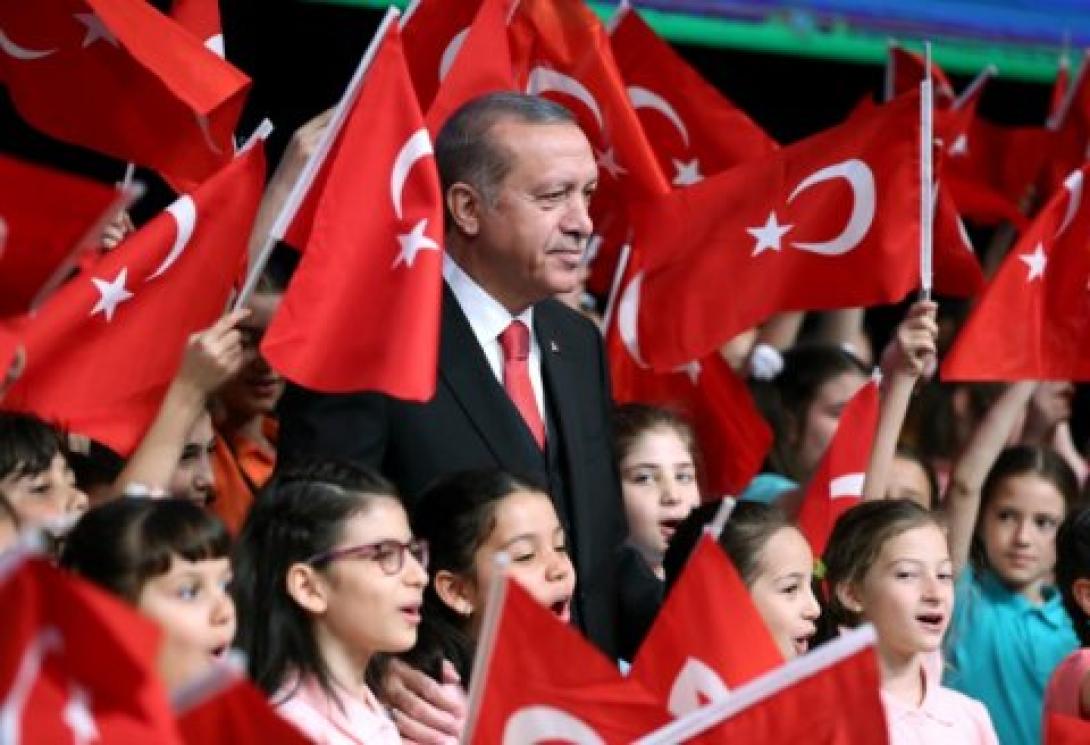 Török választások - Erdogan győzelmét ünnepli a kormánypárti török sajtó, az ellenzéki média nem vár érdemi változást