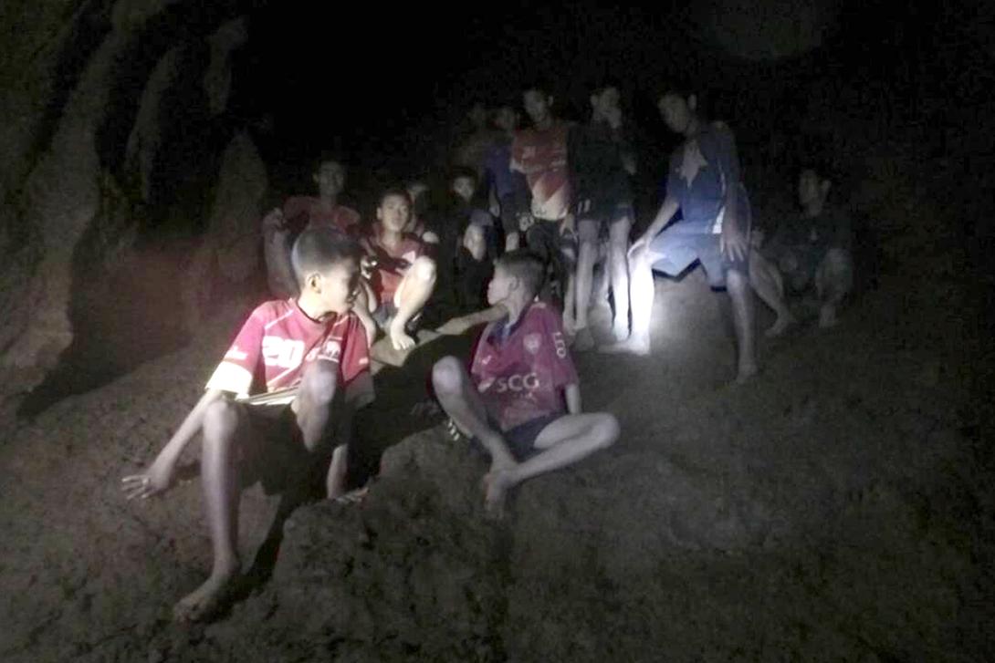 Két fiút sikeresen kihoztak a barlangból Thaiföldön