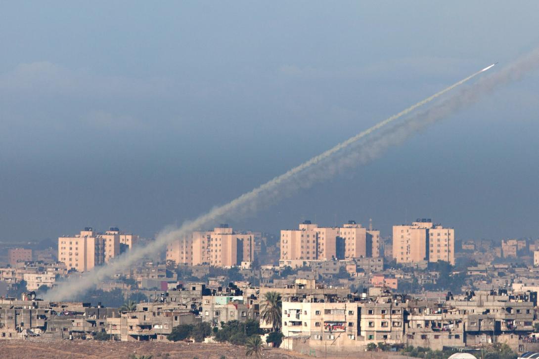 Izrael csapatösszevonásba kezdett a Hamásszal kiújult rakétaháború miatt