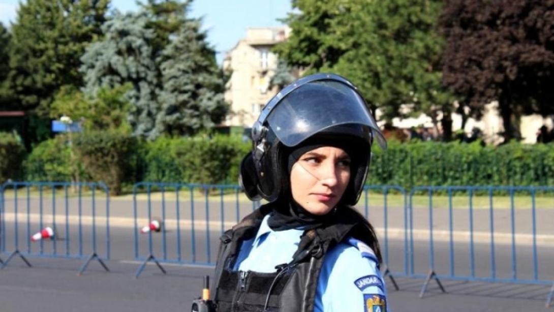 Még mindig nincs meg a bukaresti tüntetésen megvert csendőrnőtől ellopott fegyver