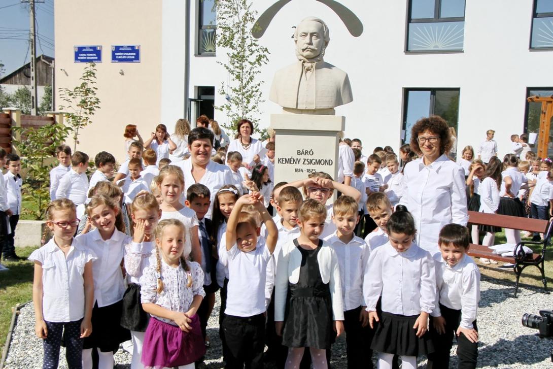 Névadási ünnepség a szamosújvári magyar iskolában