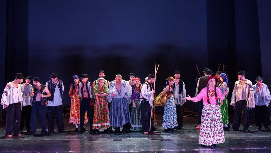 Cigányiász bemutató a román színházban
