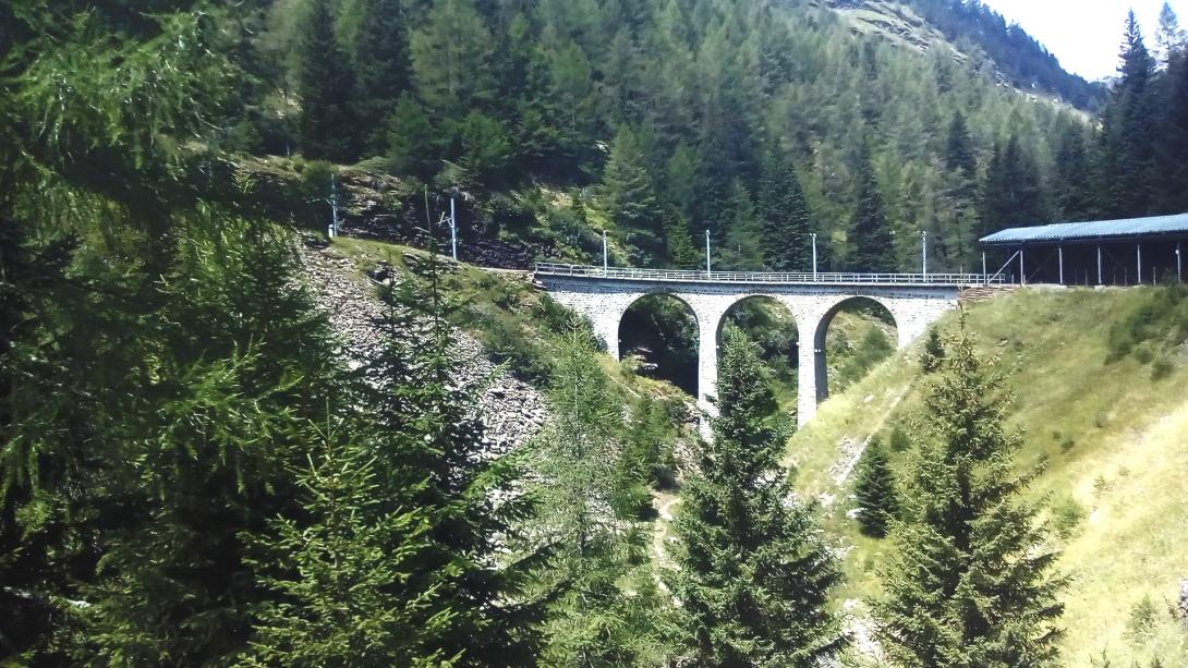 Svájc, ahol a vonat asztalán nem borul fel a vizespohár
