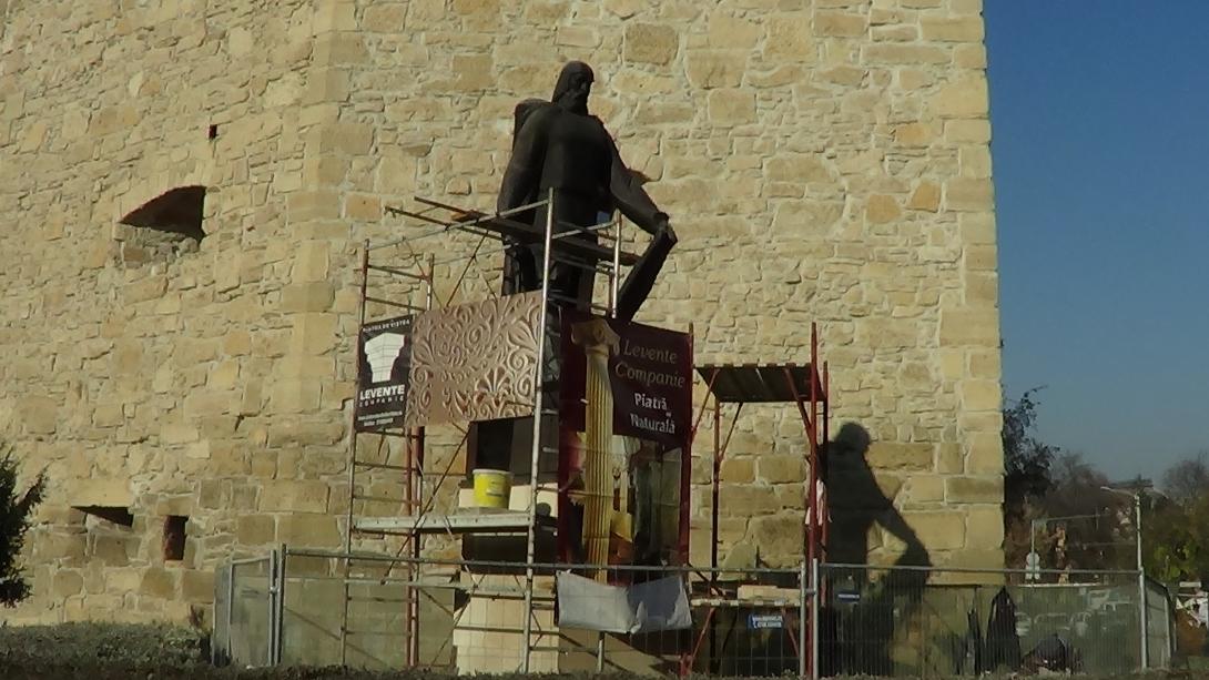 VIDEÓ - Restaurálják Baba Novac szobrát. Visszakerül a magyargyűlölő szövegrész?