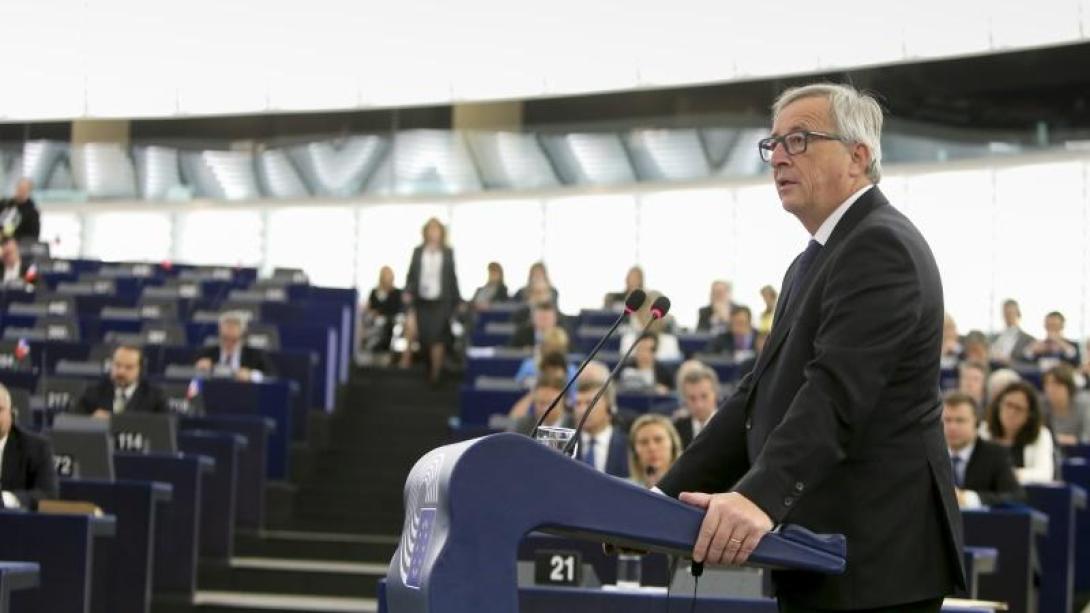 A Fidesz írásbeli kérdéssel fordul Jean-Claude Junckerhez a migránskártyák miatt