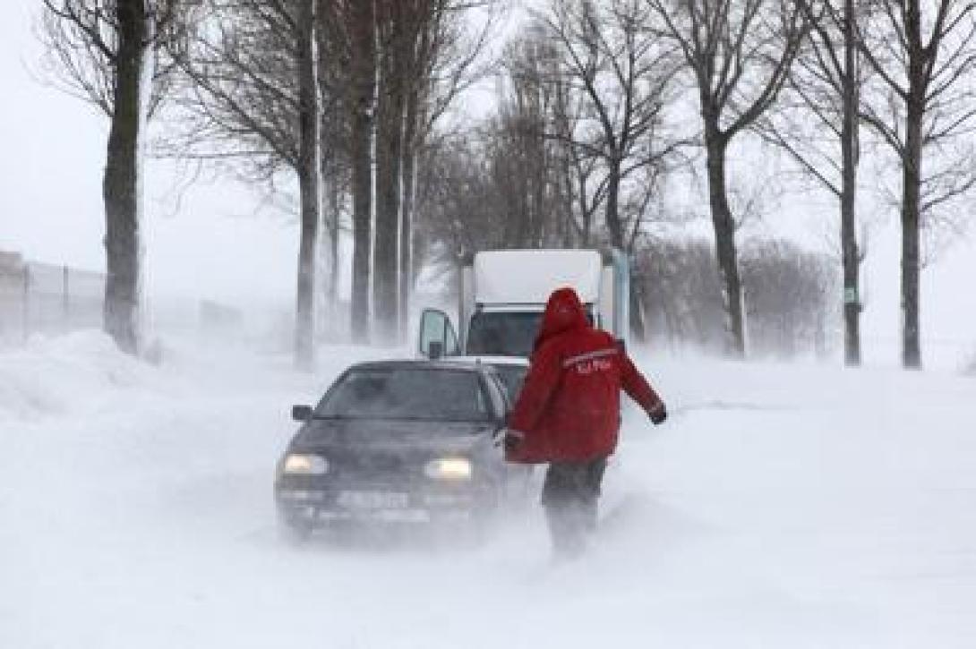 Hófúvás nehezíti a közlekedést az ország déli részén