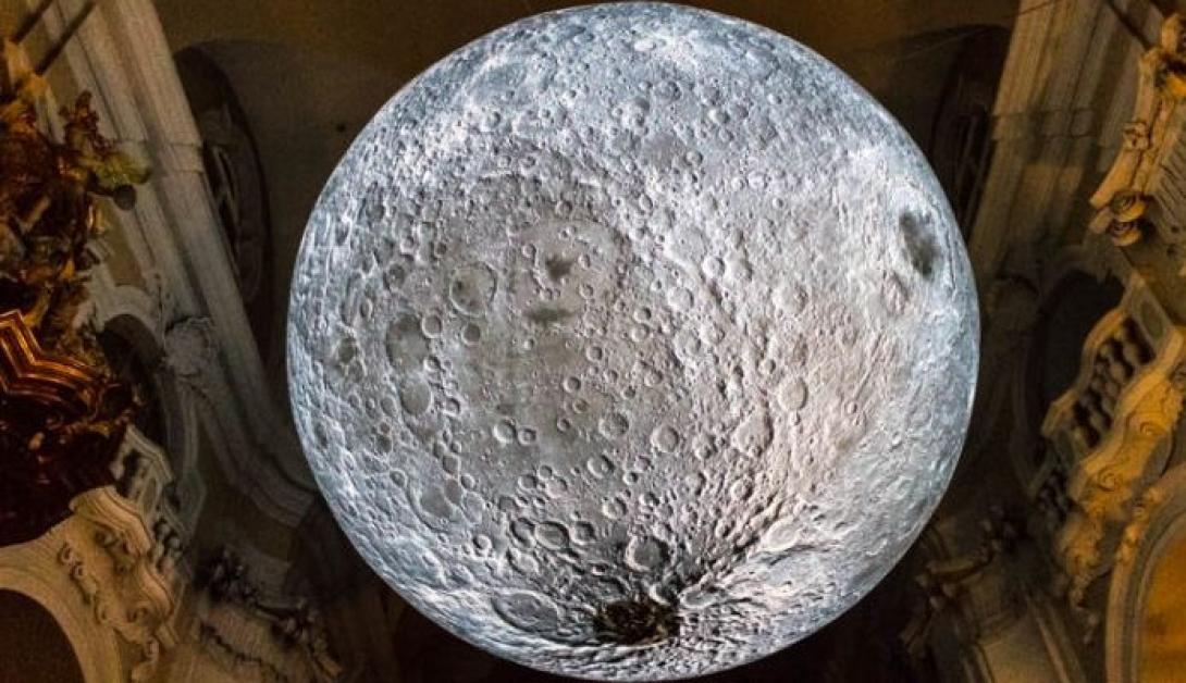 Hétfőtől ismét látható a Holdmúzem – a kiállítást randalírozók miatt kellett bezárni