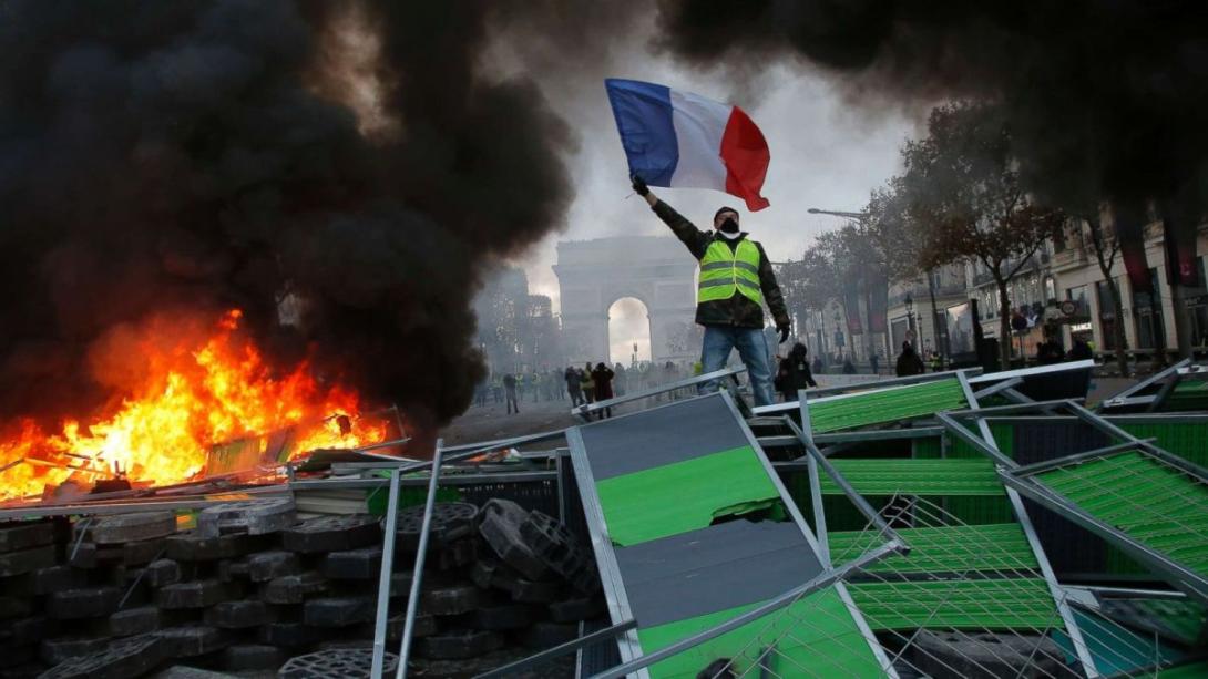 Párizsban könnygázt vetett be a rendőrség a sárgamellényesek ellen
