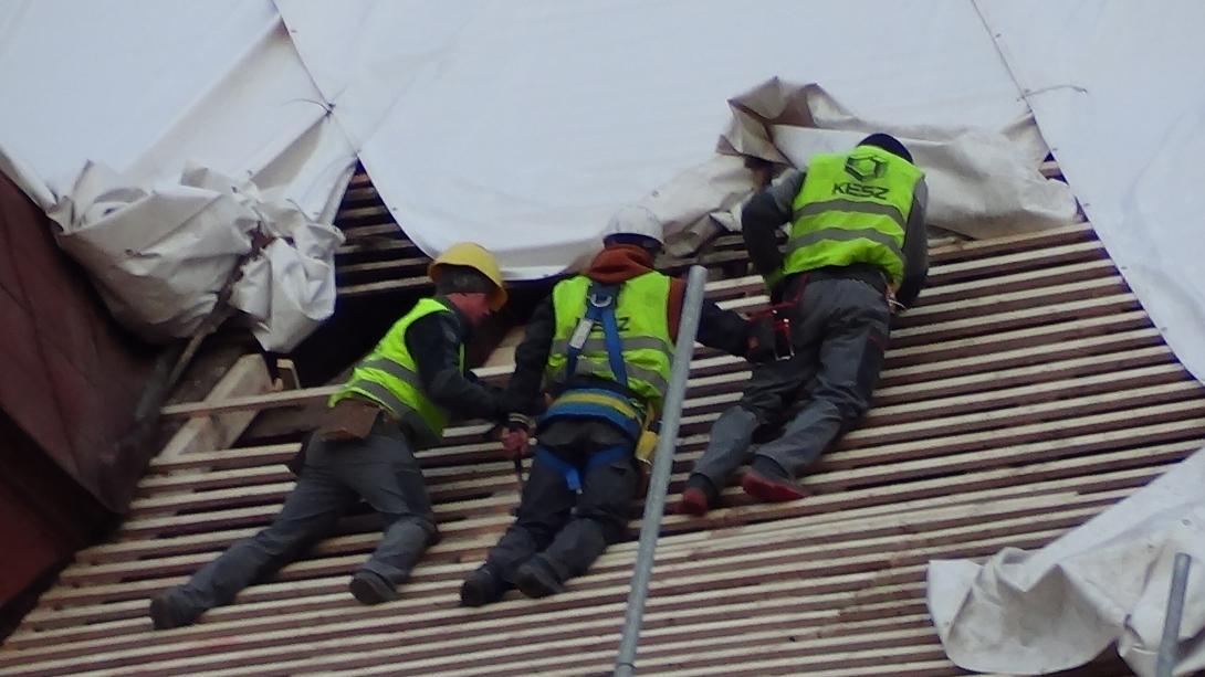 VIDEÓ - Hajmeresztő magasságban dolgoznak a Szent Mihály templom tetőszerkezetén