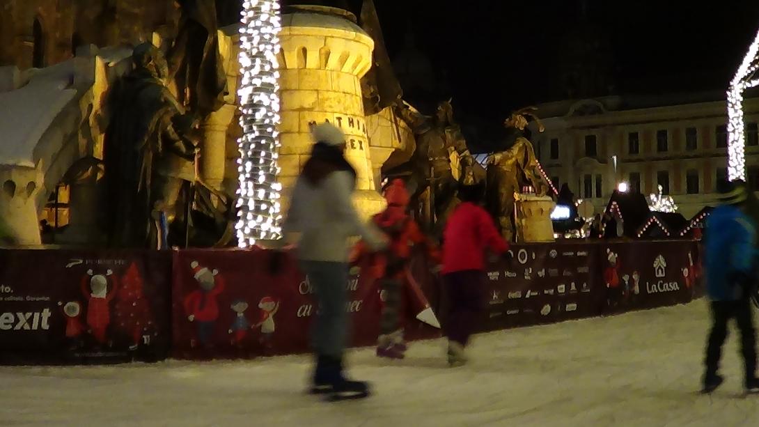 VIDEÓ - Karácsonyi hangulat a Főtéren levő korcsolyapályán