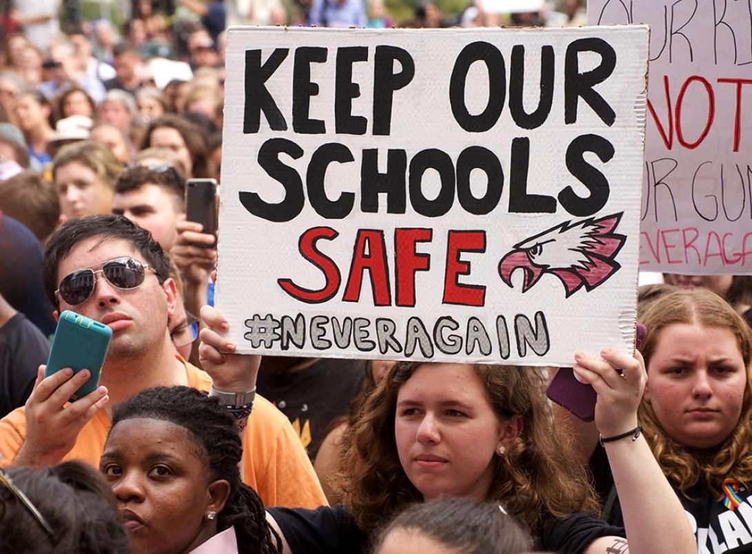 A parklandi mészárlásról készült jelentés a floridai tanárok fegyverviselését javasolja
