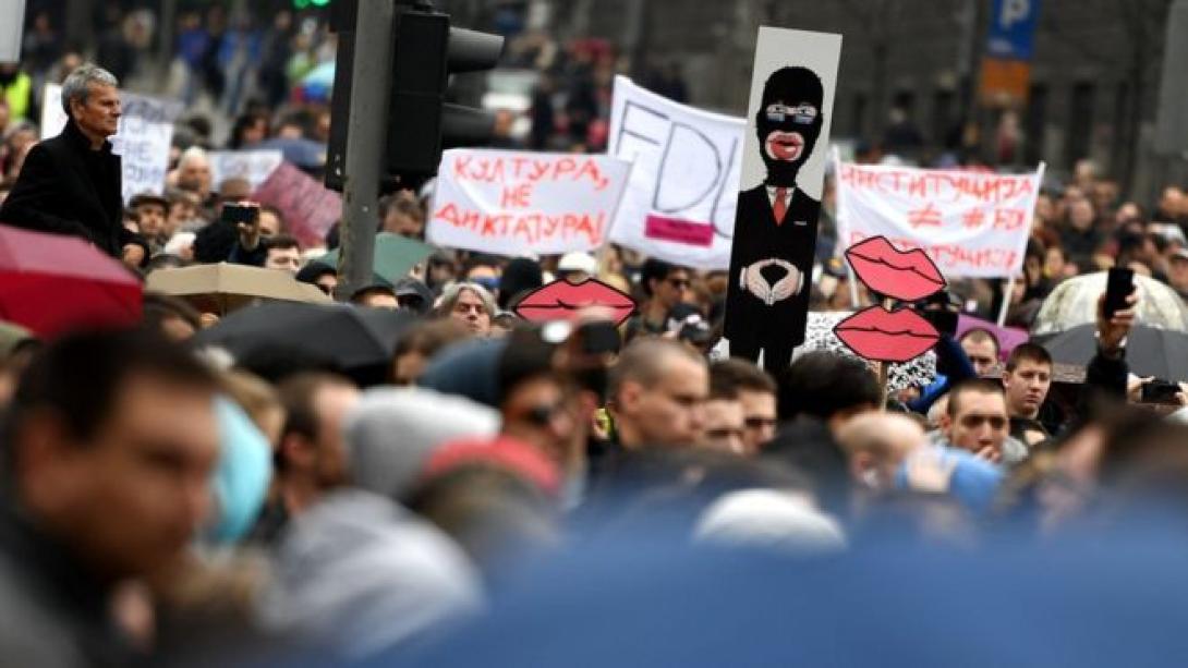 Öt hete tüntetnek a szerb elnök ellen Belgrádban