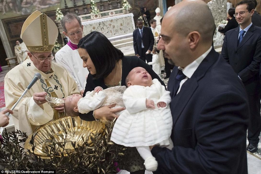 Gyerekeket keresztelt meg Ferenc pápa