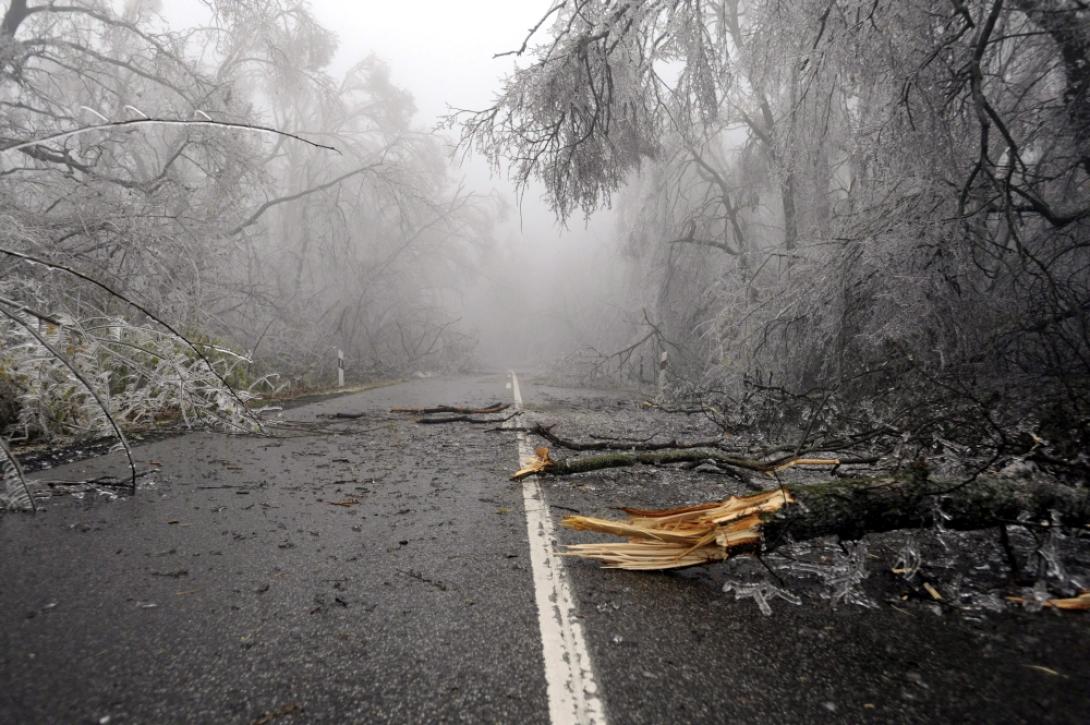 Fákat és villanyvezetékeket szakított le, közlekedési gondokat okozott az ónos eső