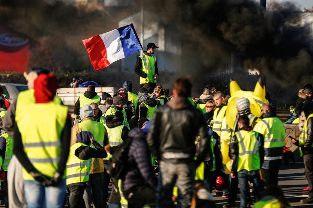 A francia sárgamellényesek ismét utcára vonultak, az egyre növekedő belső ellentétek ellenére