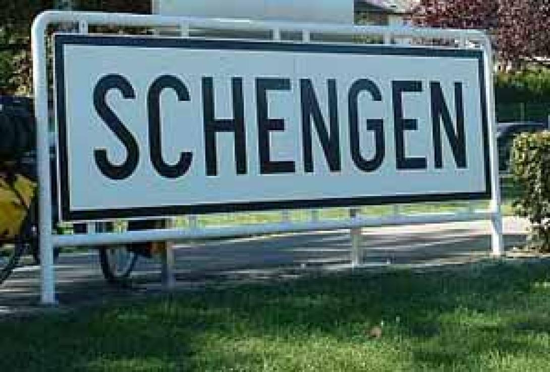 Avramopulosz: Romániának, Bulgáriának és Horvátországnak is csatlakoznia kell a schengeni övezethez