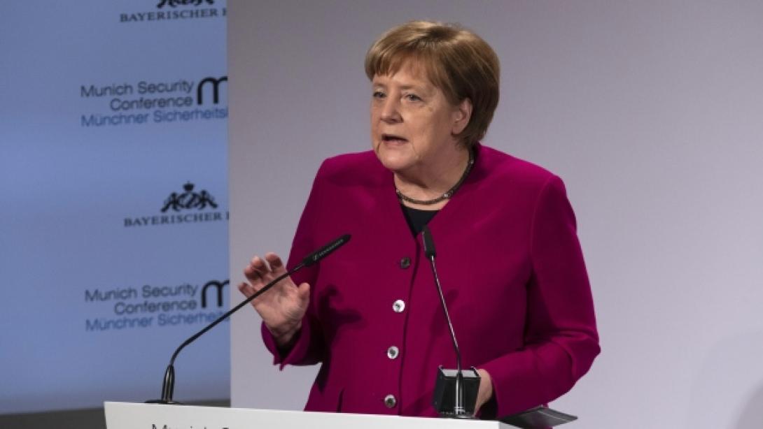 Merkel: a Nyugat nem zárkózhat el Oroszországtól