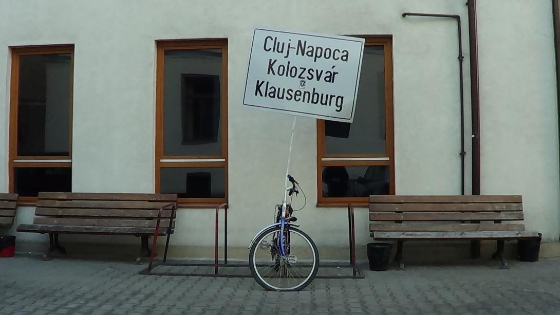 VIDEÓ - Még mindig a helyén van a "háromnyelvű bicikli"