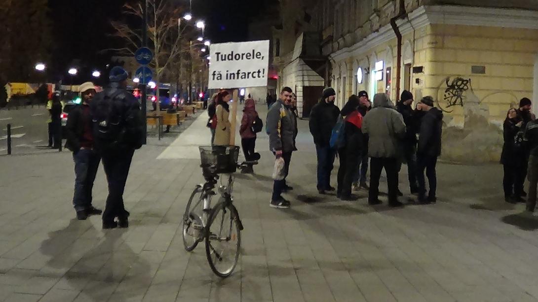 Másfél ezren tüntetnek a kormány ellen Kolozsváron