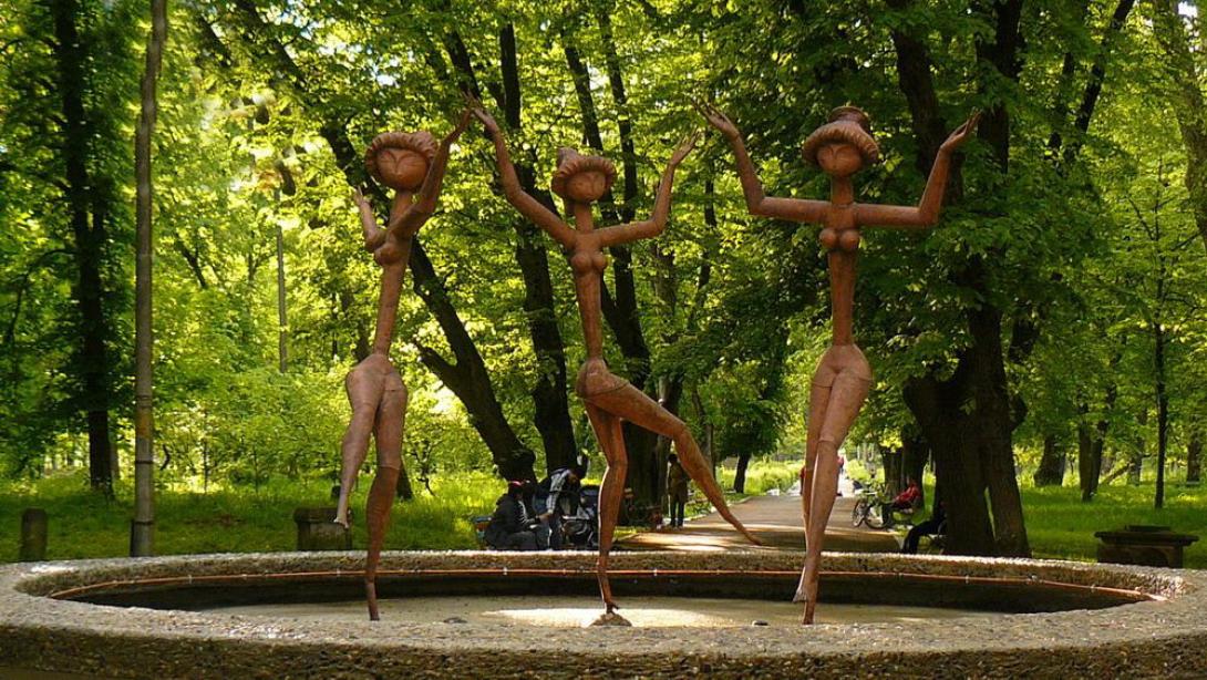 Közösségi összefogással a szamosújvári Három grácia szoborcsoport felújításáért