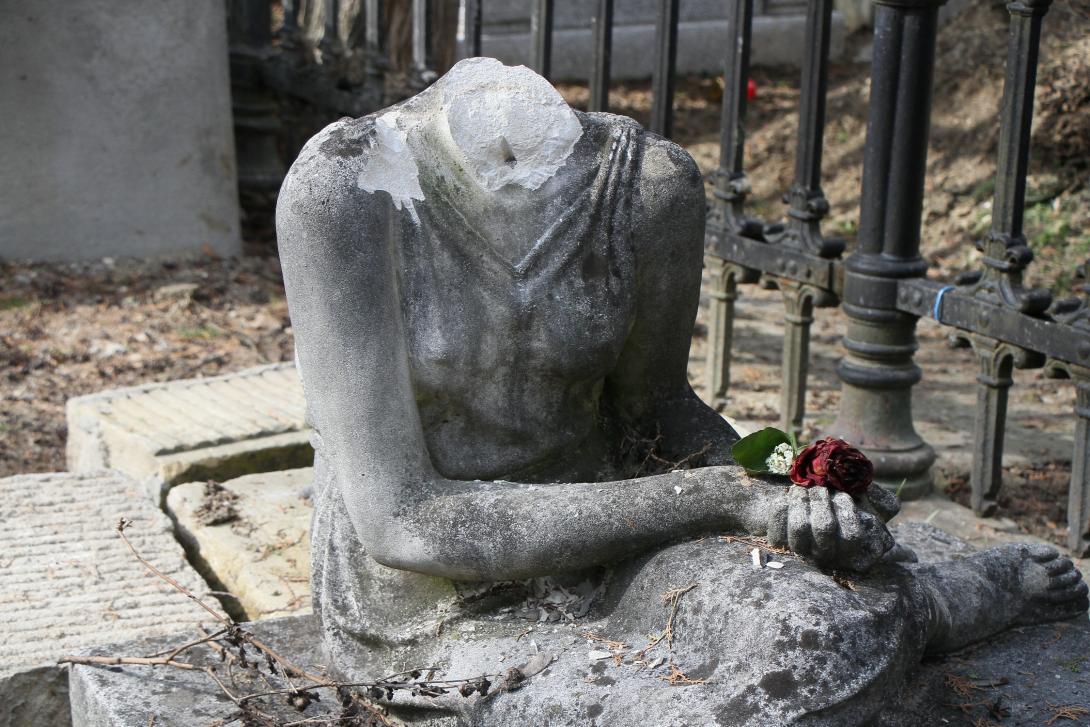 Nőalakot ábrázoló sírszobrot „fejeztek le” a Házsongárdban