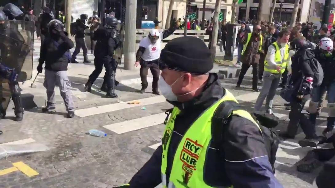 Francia zavargások - Ismét erőszakba torkollott a sárgamellényesek megmozdulása Párizsban