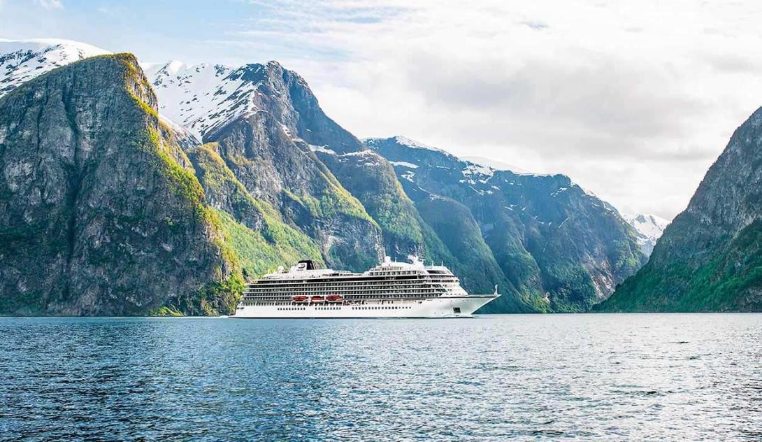 Bajbajutott norvég luxushajó - helikopterrel mentik az utasokat