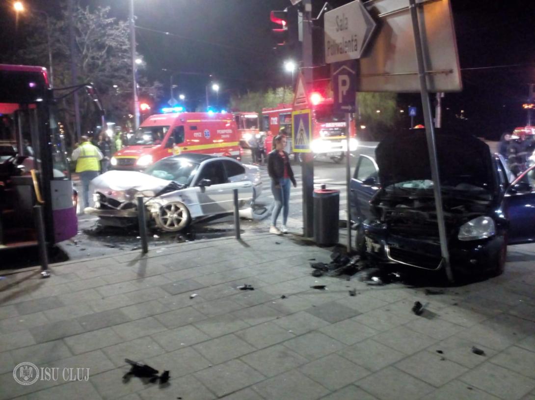 FOTÓK - Két autó és egy busz ütközött – gyalogosok is megsérültek