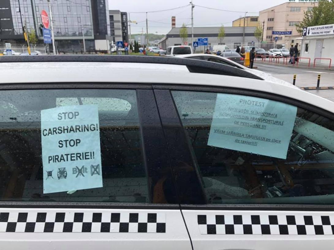 Az autómegosztás és az Uber ellen tiltakozott néhány taxis a repülőtéren