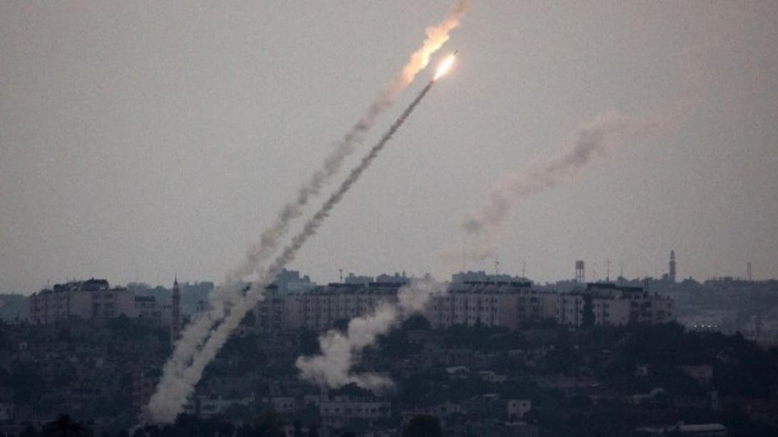 Több száz rakétát lőttek ki Gázából Izraelre, a hadsereg válaszul harckocsikat és rakétákat vetett be