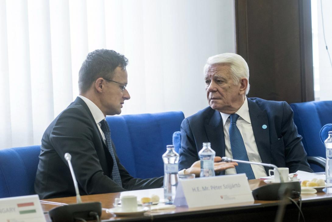 Szijjártó Péter a román külügyminiszter  közbenjárását kérte