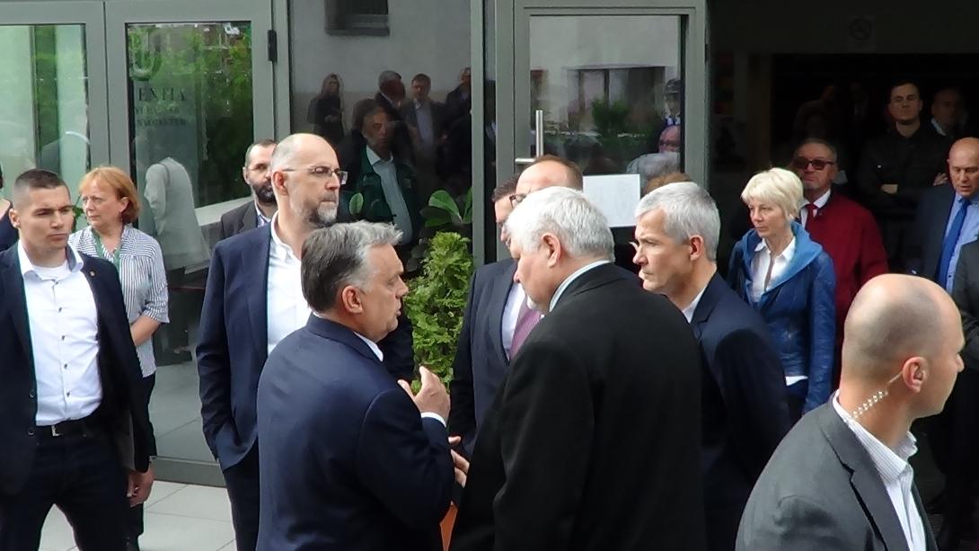 VIDEÓ - Kikkel társalgott ma a Sapientia épülete előtt Orbán Viktor?