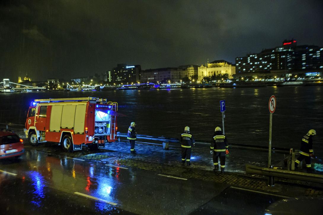 Hajóbaleset Budapesten: heten meghaltak, több embert még keresnek