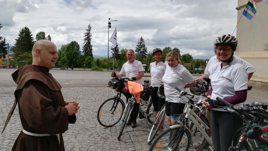 VIDEÓ - Budapesti biciklisek érkeznek a csíksomlyói kegytemplomhoz